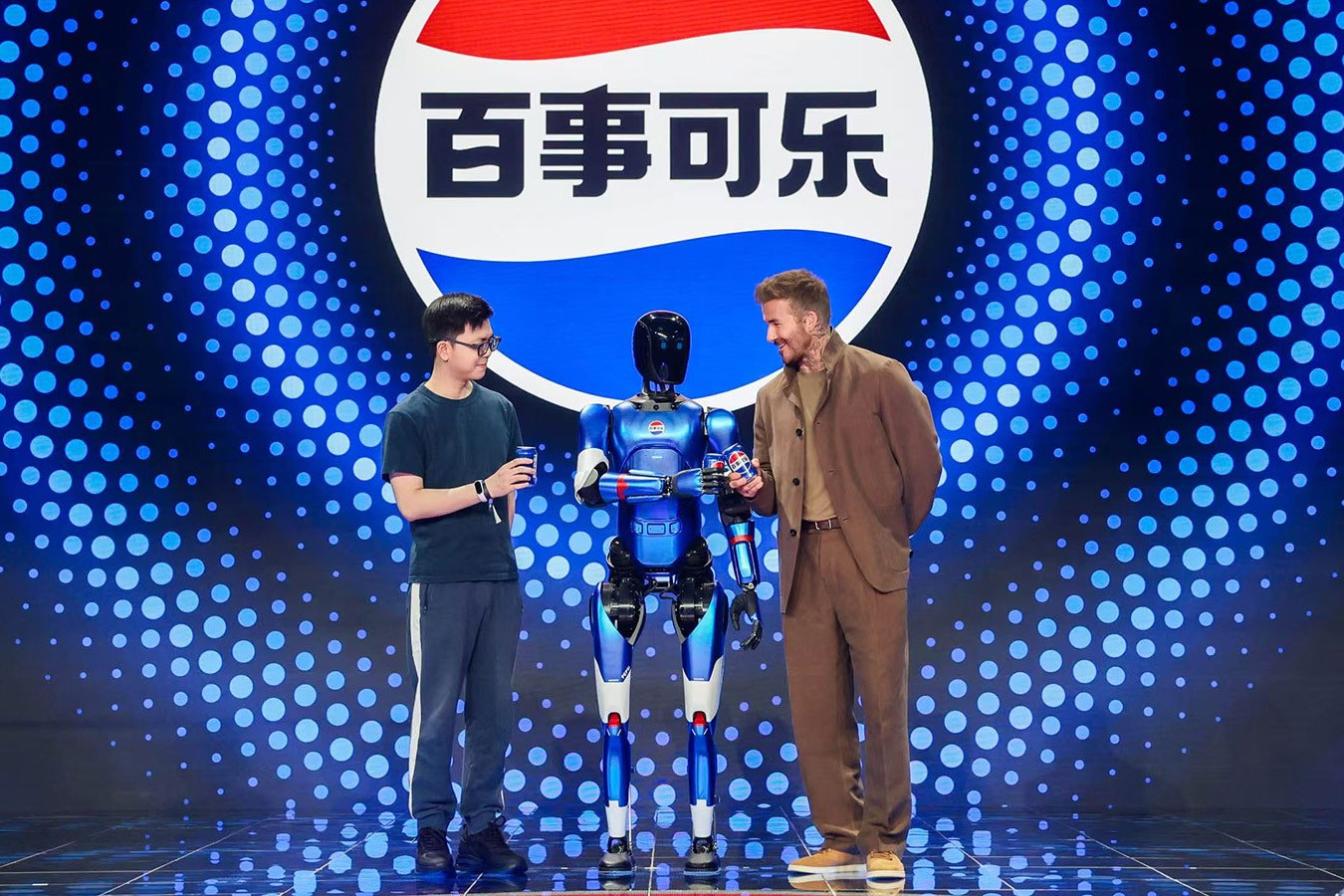 今年会官网入口机器人携手百事中国共创“百事蓝宝” 共燃渴望新章